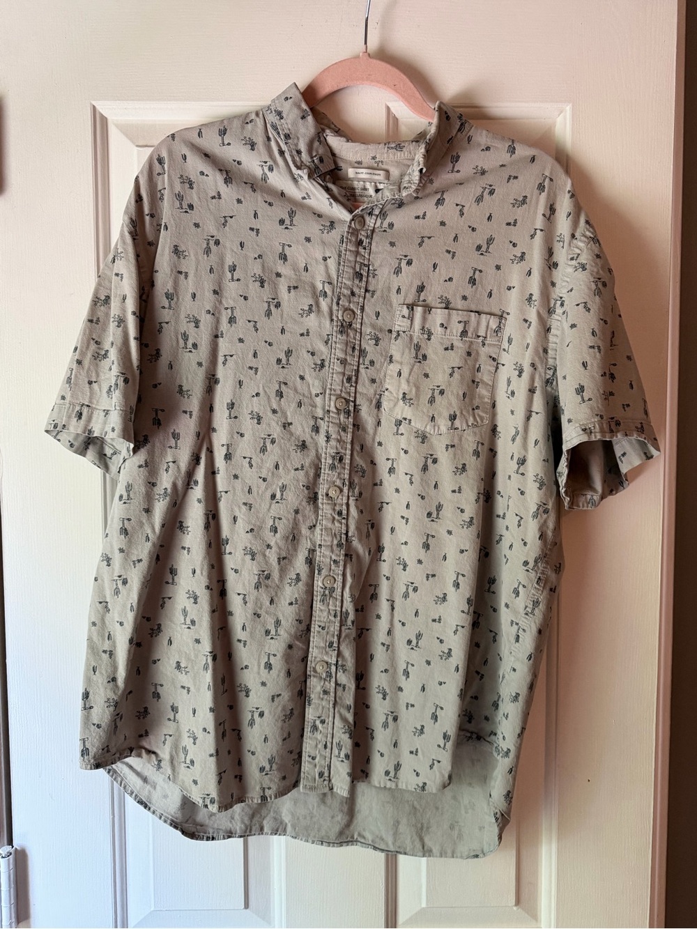 Old Navy Light Olive Short-Sleeve Button-Down Shirt with Tiny Dark Print
